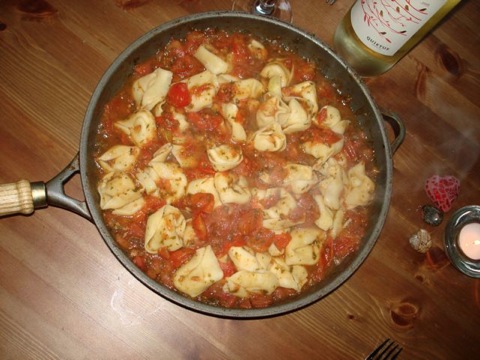 <i>Tomaten-Tortellini</i><i>mit</i><i>karamellisiertem</i><i>Knoblauch</i>